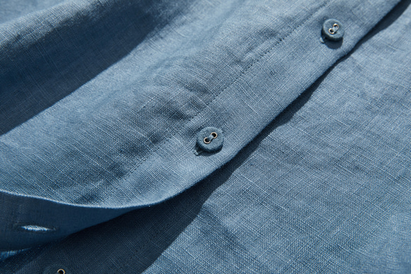 清潔感ある大人のリネンシャツ　リネン100％　長袖　灰みのある青色　240316-4 6枚目の画像