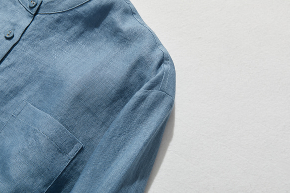 清潔感ある大人のリネンシャツ　リネン100％　長袖　灰みのある青色　240316-4 3枚目の画像