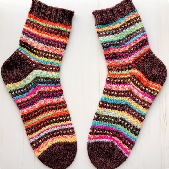 つぶハートが可愛い レトロポップな手編み靴下 1枚目の画像