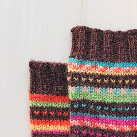 つぶハートが可愛い レトロポップな手編み靴下 3枚目の画像
