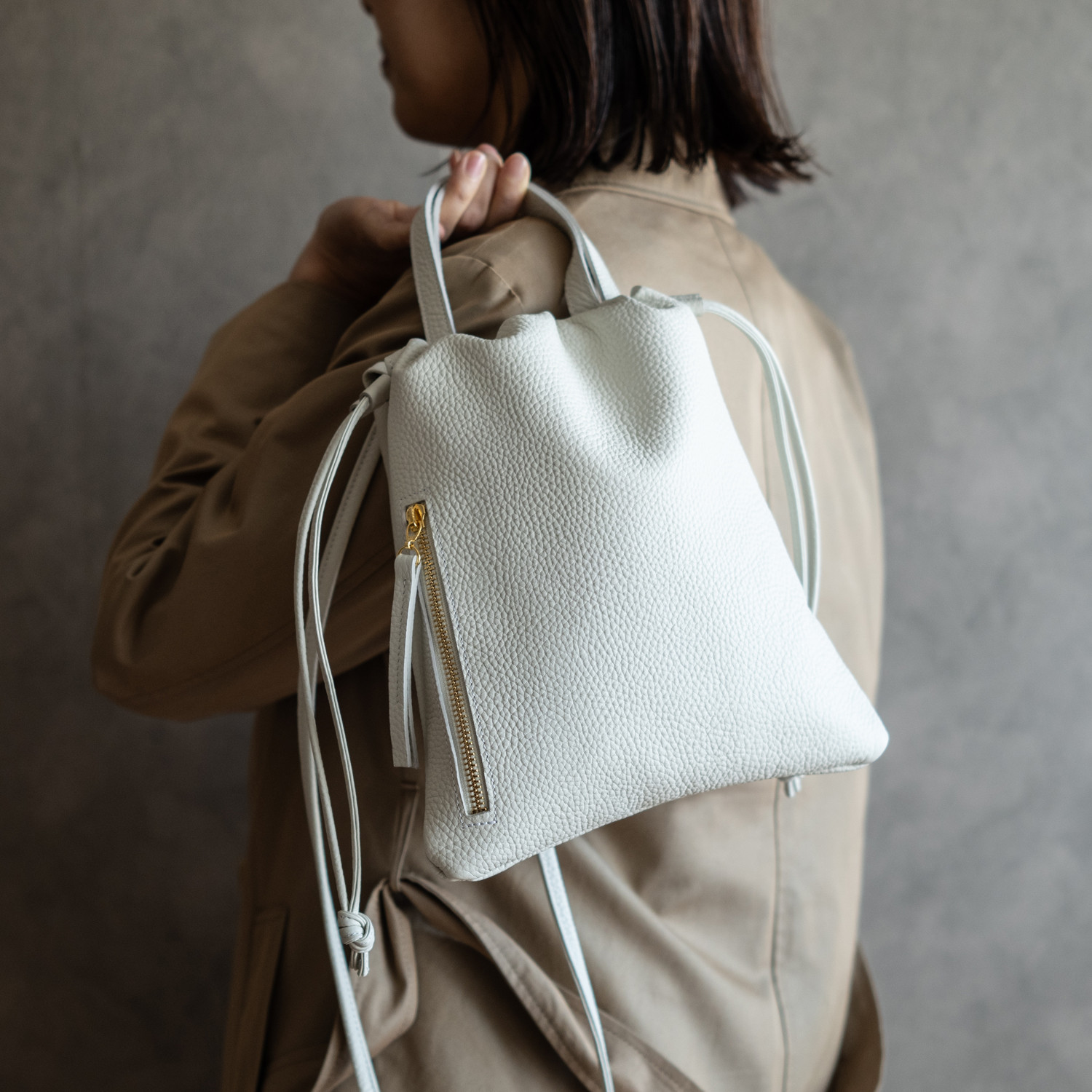 縦長巾着 2WAY ポシェット本革シンプル ショルダーバッグ 【ホワイト】