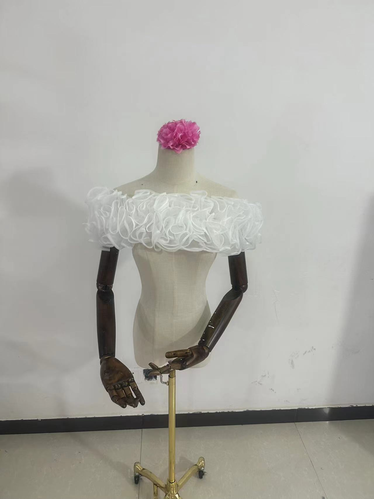 上品！オフショルダー デザイン感 オフホワイト ラッフルフリル ウエディングドレス