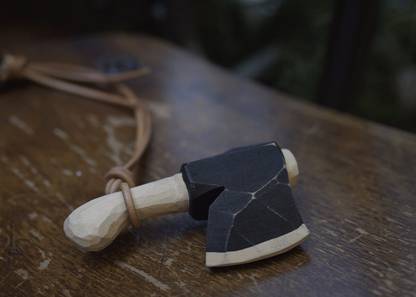 愛い　木彫りの  小さな斧  バスウッド　置物 ギフト　プレゼント　ギフトラッピング 1枚目の画像