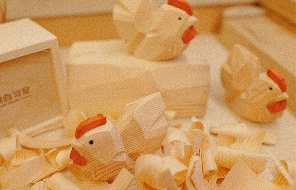 愛い　木彫りの  雄鶏  バスウッド　置物 ギフト　プレゼント　ギフトラッピング 2枚目の画像