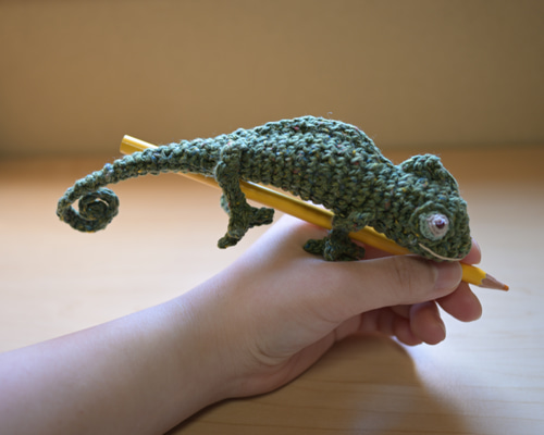 エボシカメレオン 編みぐるみ ビーズ装飾 一点もの カメレオン　ぬいぐるみ エボシカメレオン 編みぐるみ ビーズ装飾 一点もの カメレオン