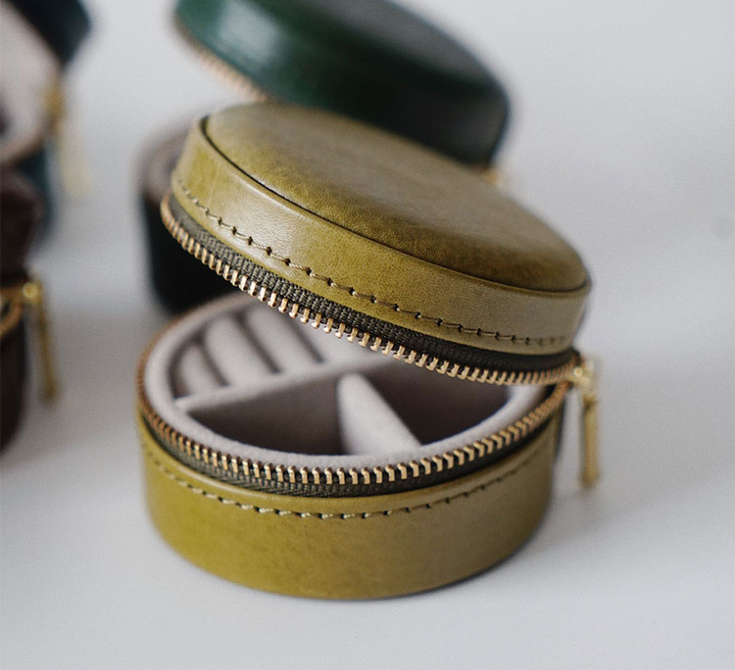 超便利で可愛らしい丸型本革アクセサリー収納ボックス