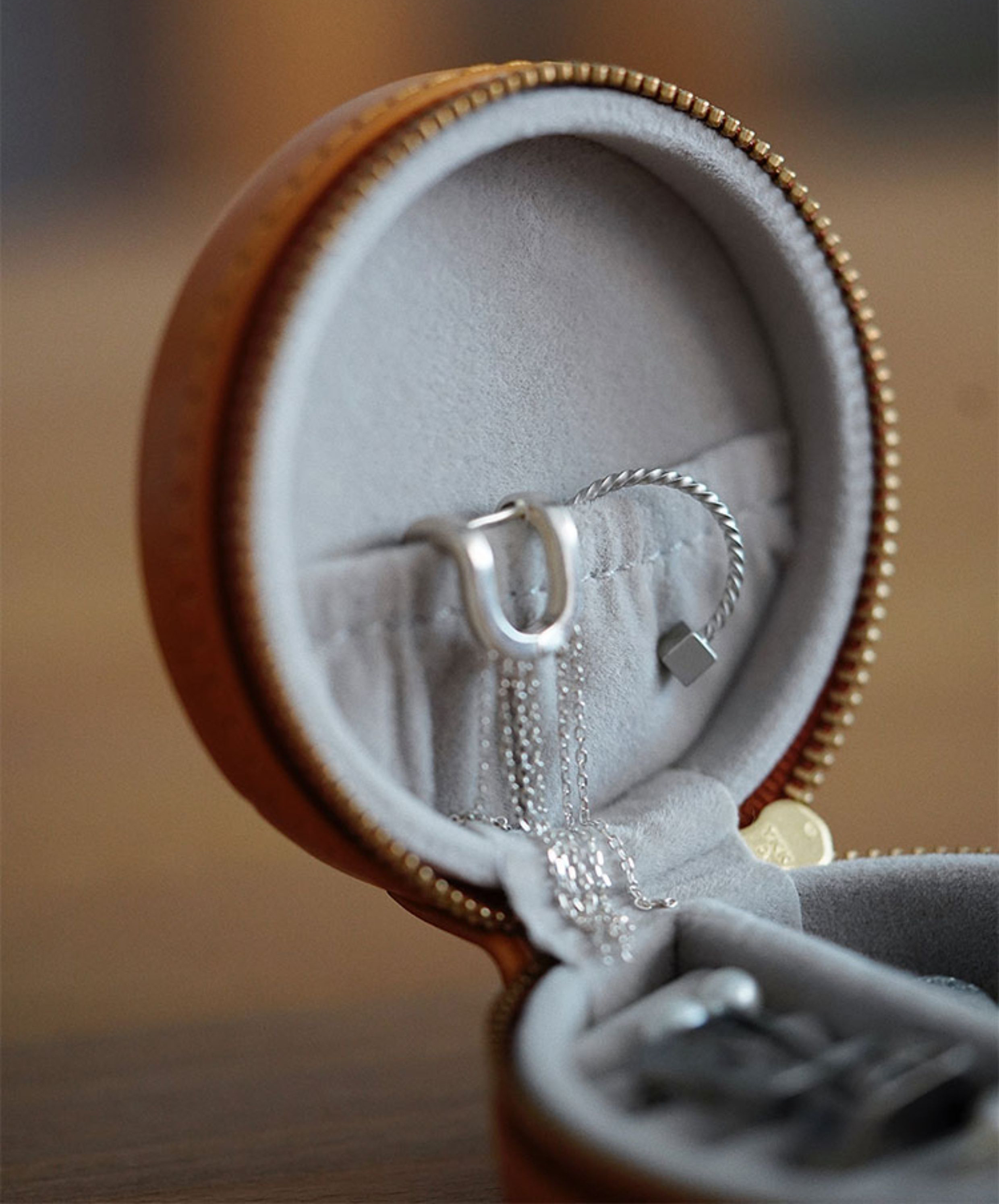 超便利で可愛らしい丸型本革アクセサリー収納ボックス