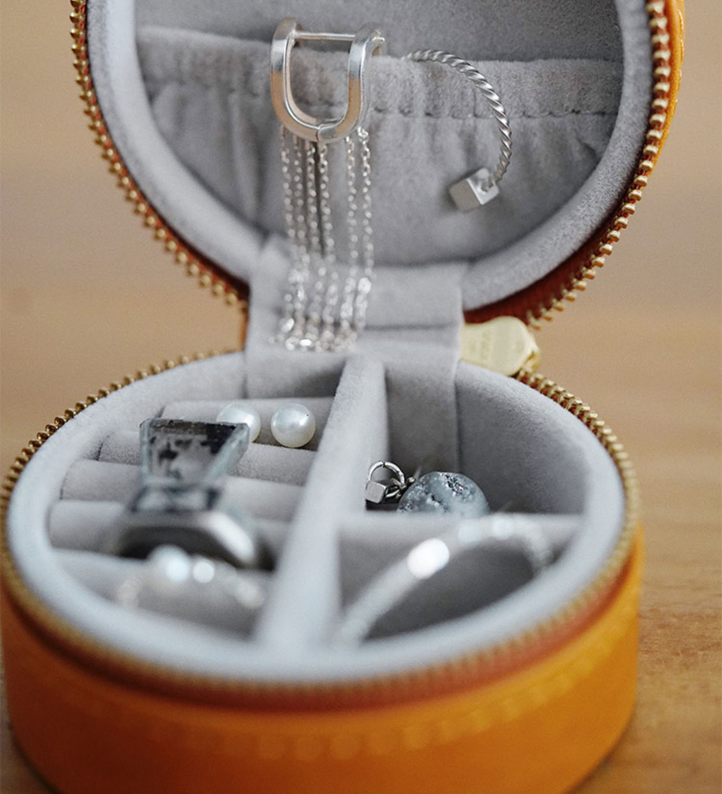 超便利で可愛らしい丸型本革アクセサリー収納ボックス