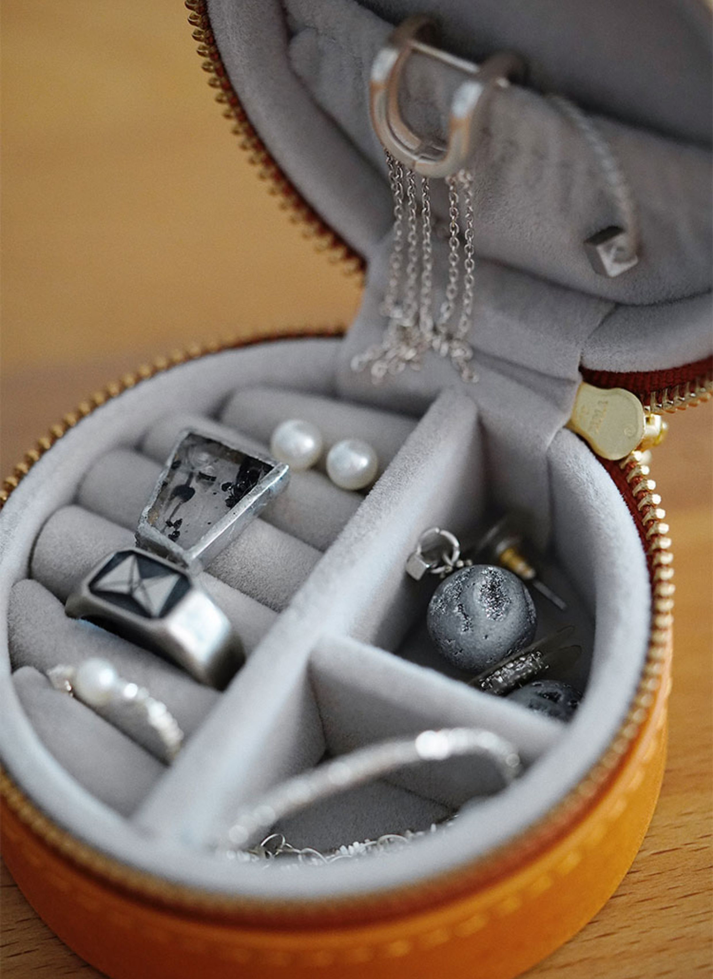 超便利で可愛らしい丸型本革アクセサリー収納ボックス