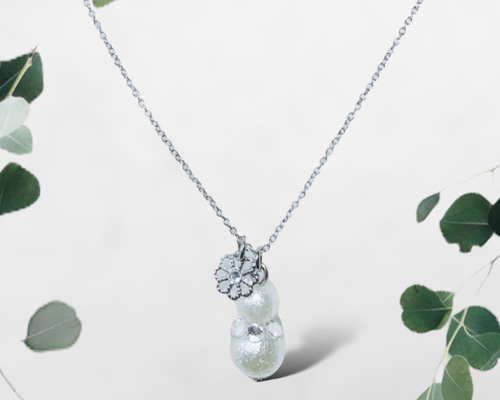 送料無料》 白 雪だるまとお花 ネックレス SnowMan ネックレス