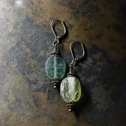橄欖黃和綠淺銀羅馬玻璃和隱藏式藍色珠耳環 第2張的照片