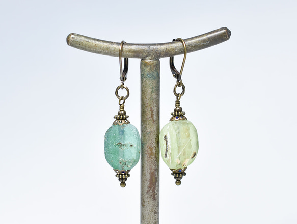 橄欖黃和綠淺銀羅馬玻璃和隱藏式藍色珠耳環 第8張的照片