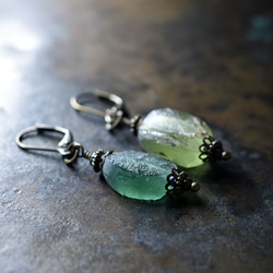 橄欖黃和綠淺銀羅馬玻璃和隱藏式藍色珠耳環 第1張的照片