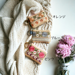 カゴバッグ素材×インド刺繍★カラビナ付きフラットポーチ/マルチケース【3色からお選びいただけます】 2枚目の画像