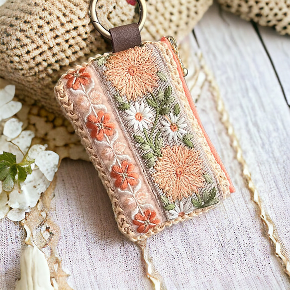 カゴバッグ素材×インド刺繍★カラビナ付きフラットポーチ/マルチケース【3色からお選びいただけます】 5枚目の画像