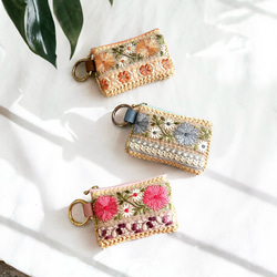 カゴバッグ素材×インド刺繍★カラビナ付きフラットポーチ/マルチケース【3色からお選びいただけます】 1枚目の画像