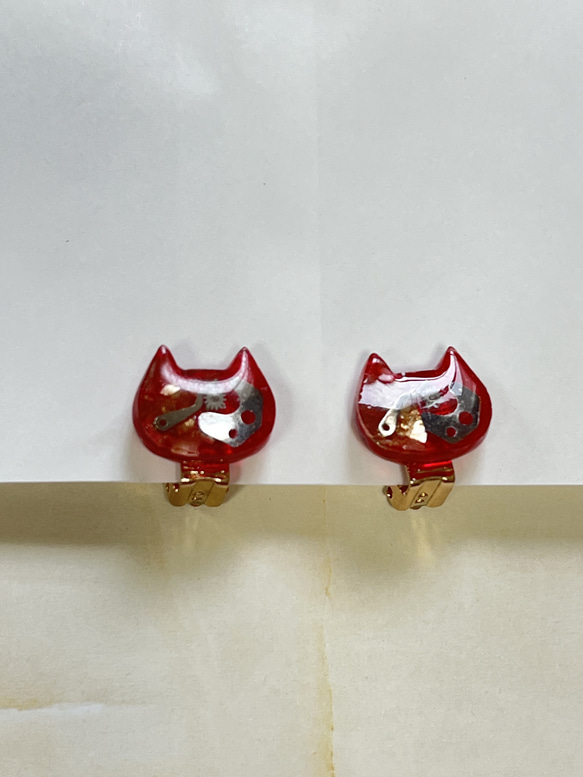 5-2403 猫×歯車×シェル　蝶バネ式イヤリング 3枚目の画像