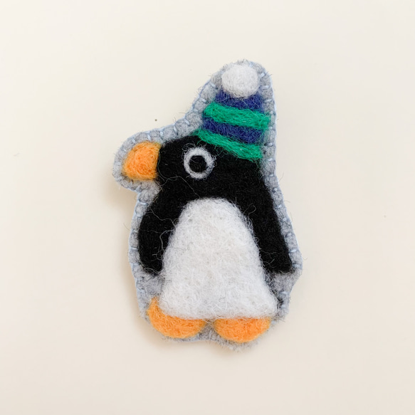 帽子をかぶったペンギンのブローチ 2枚目の画像