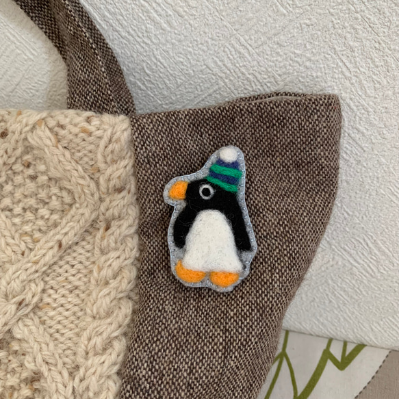 帽子をかぶったペンギンのブローチ 1枚目の画像