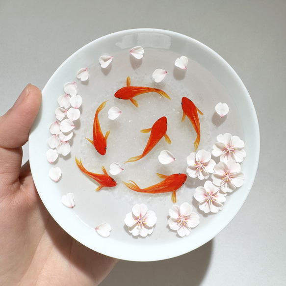 盃で泳ぐ金魚　大　ソメイヨシノ　有田焼　日本製　置物 6枚目の画像
