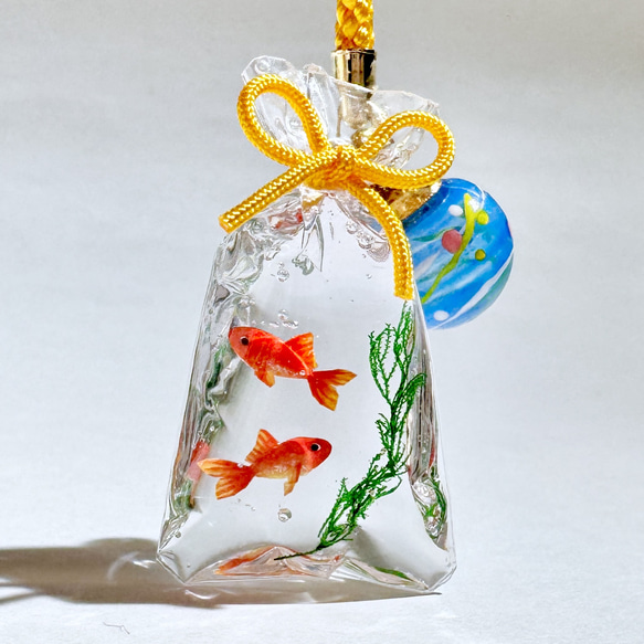 帯飾り　「金魚切子」　根付　ストラップ　キーホルダー 硝子の金魚玉 雫（和金二匹） 根付 ストラップ 帯飾り