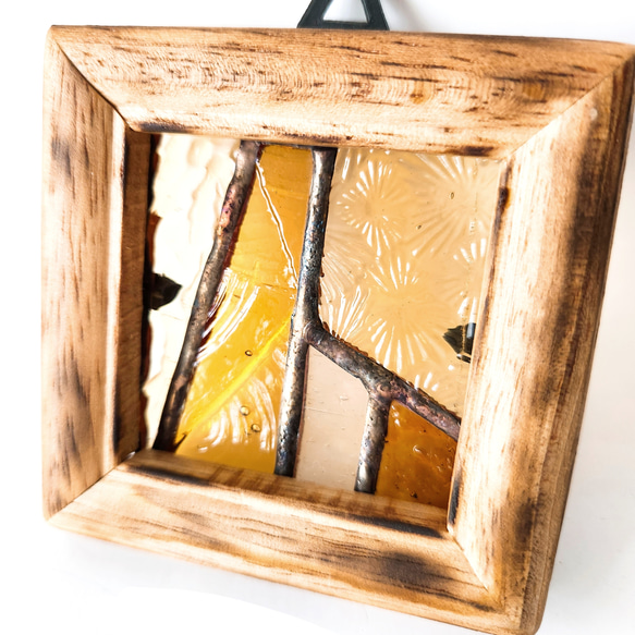 ステンドグラス　アンティーク調　木製の壁掛け額縁つきパネル　レトロな蜂蜜色系 2枚目の画像