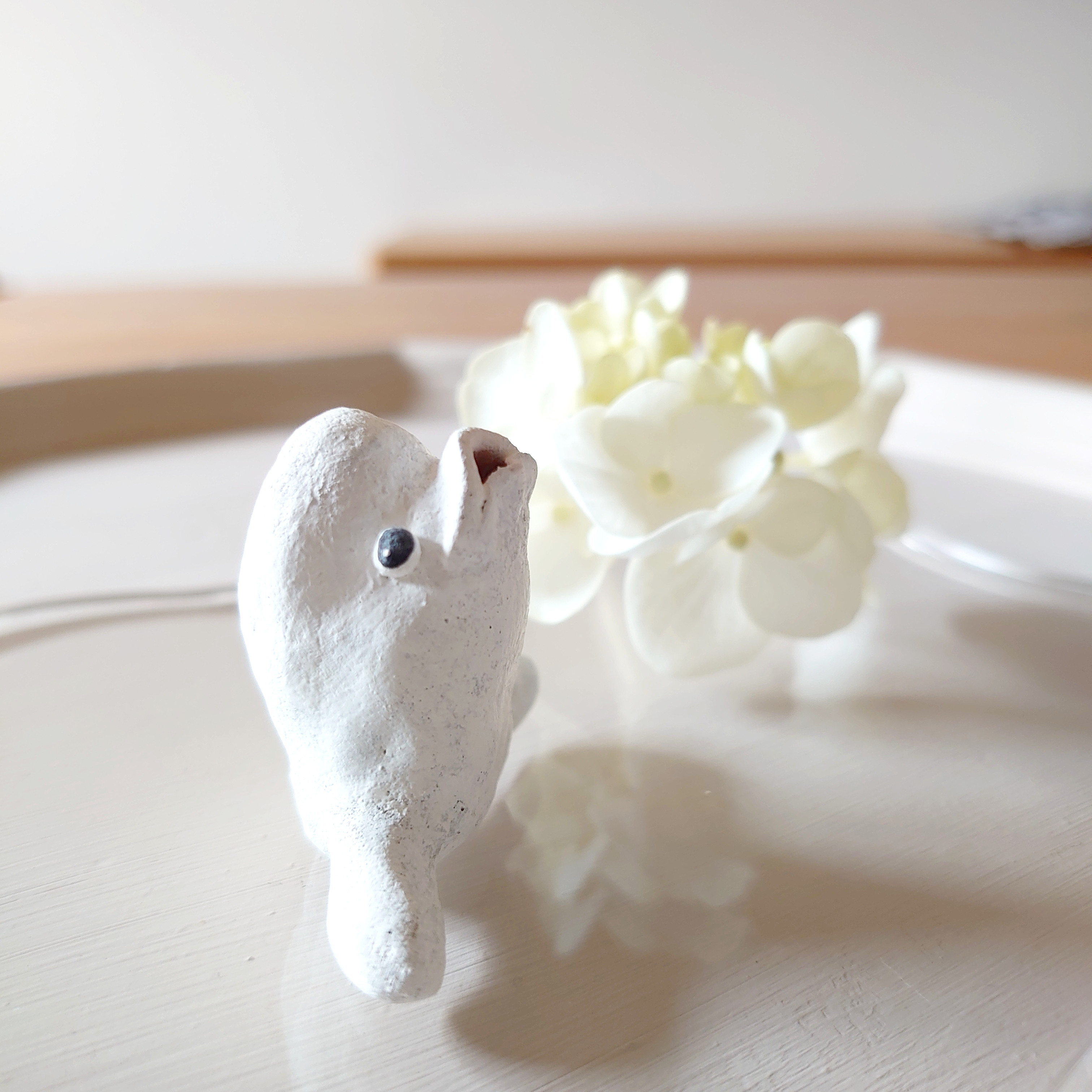 白い陶器のシロイルカの置物 白い陶器のシロイルカの置物