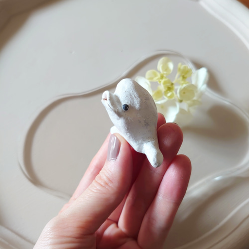 白い陶器のシロイルカの置物 シロイルカのおきもの その他置物 tsumikusa works 通販 17409604