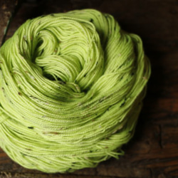 Chartreuse Greenメリノスーパーウォッシュ85% ドネガルネップ15% 洗濯機で洗えるソックヤーン（中細） 4枚目の画像