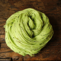 Chartreuse Greenメリノスーパーウォッシュ85% ドネガルネップ15% 洗濯機で洗えるソックヤーン（中細） 5枚目の画像