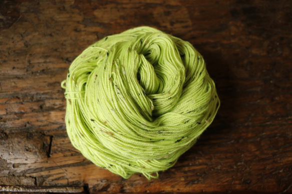 Chartreuse Greenメリノスーパーウォッシュ85% ドネガルネップ15% 洗濯機で洗えるソックヤーン（中細） 5枚目の画像