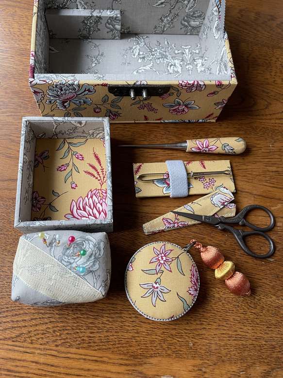 カルトナージュミニ裁縫箱　ミモザ色が可愛らしい　アンティークレース、ビーズも可愛い‼︎ 6枚目の画像