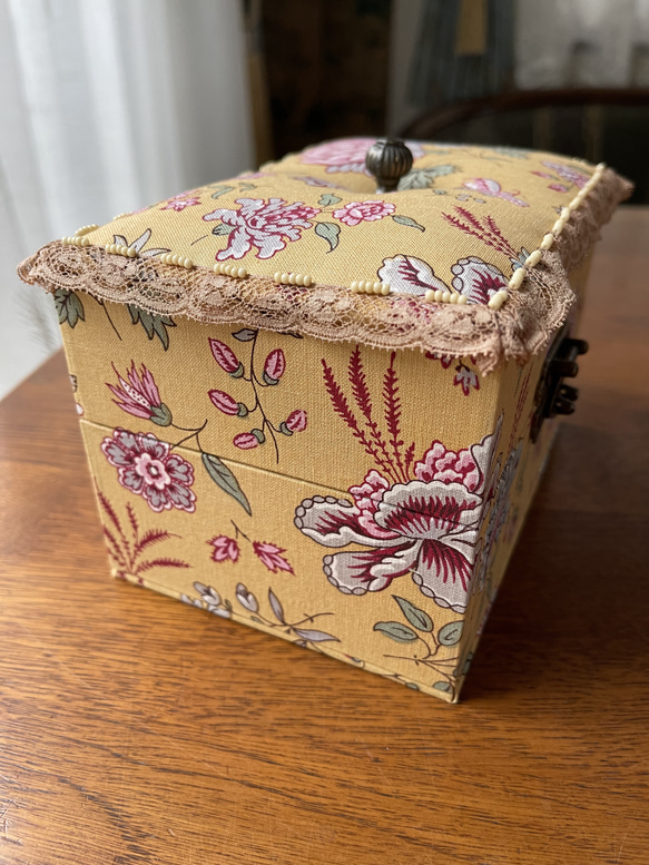 カルトナージュミニ裁縫箱　ミモザ色が可愛らしい　アンティークレース、ビーズも可愛い‼︎ 11枚目の画像