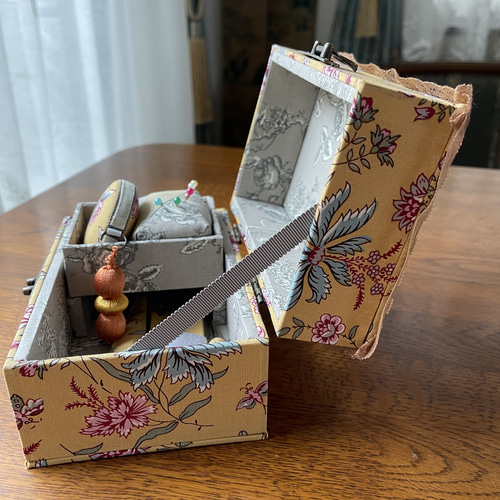 カルトナージュ裁縫箱(中)イギリス生地 アンティークレースとビーズ