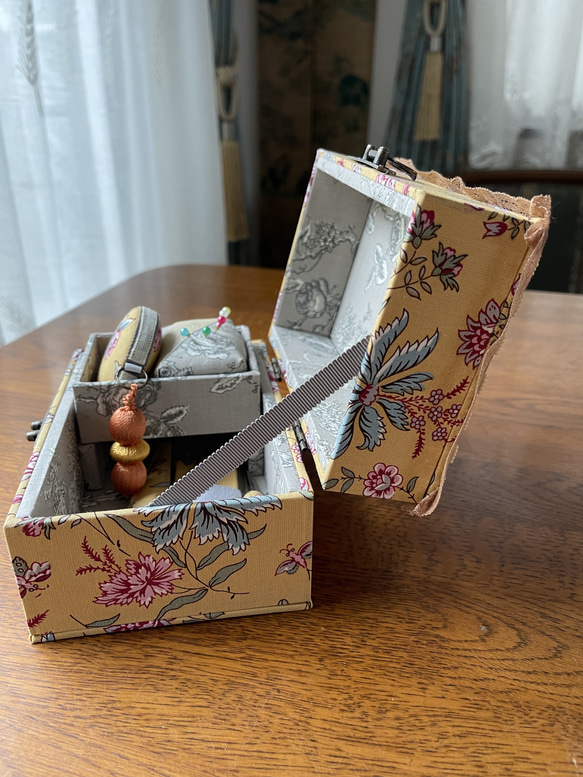 カルトナージュミニ裁縫箱　ミモザ色が可愛らしい　アンティークレース、ビーズも可愛い‼︎ 8枚目の画像
