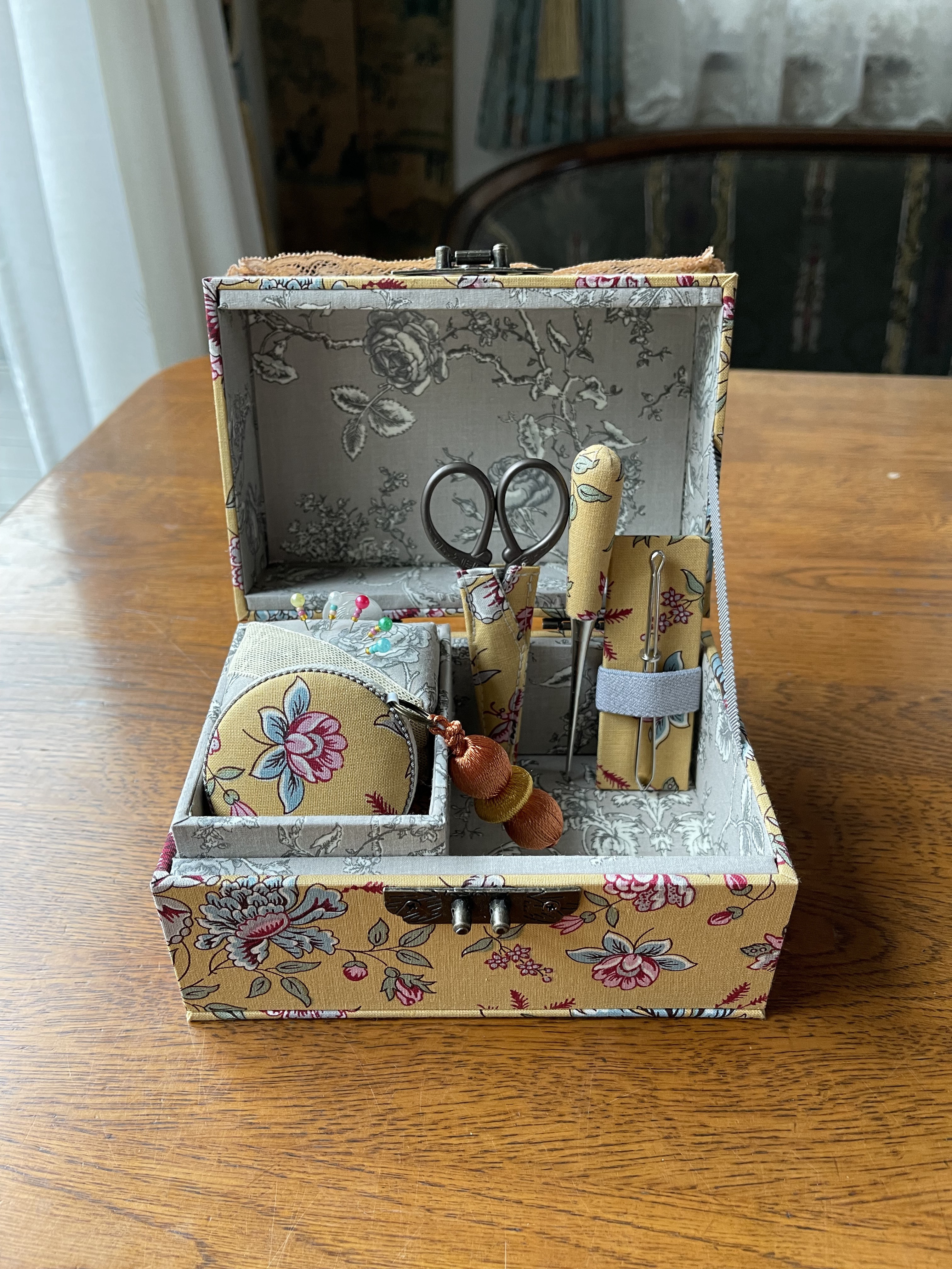 カルトナージュ裁縫箱(中) 天使と薔薇　小物達も可愛い‼️ カルトナージュ裁縫箱(中) 天使と薔薇 小物達も可愛い‼️ - メルカリ