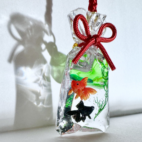 縁日の金魚袋 大（琉金赤 出目金） 根付 帯飾り キーホルダー