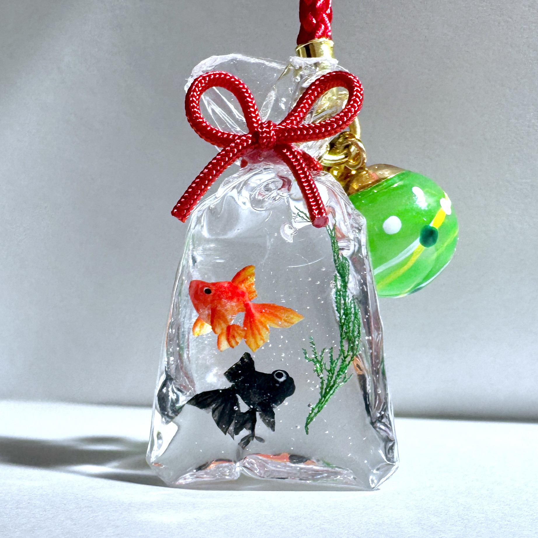 縁日の金魚袋 大（琉金赤 出目金） 根付 帯飾り キーホルダー