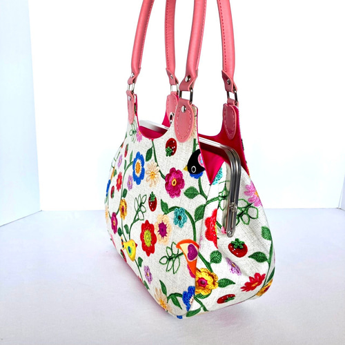 Kakimi　特大あおりがま口バッグ　ハンドメイド かぎ針編みモチーフの花柄あおりがま口バッグ ハンドバッグ さんじの