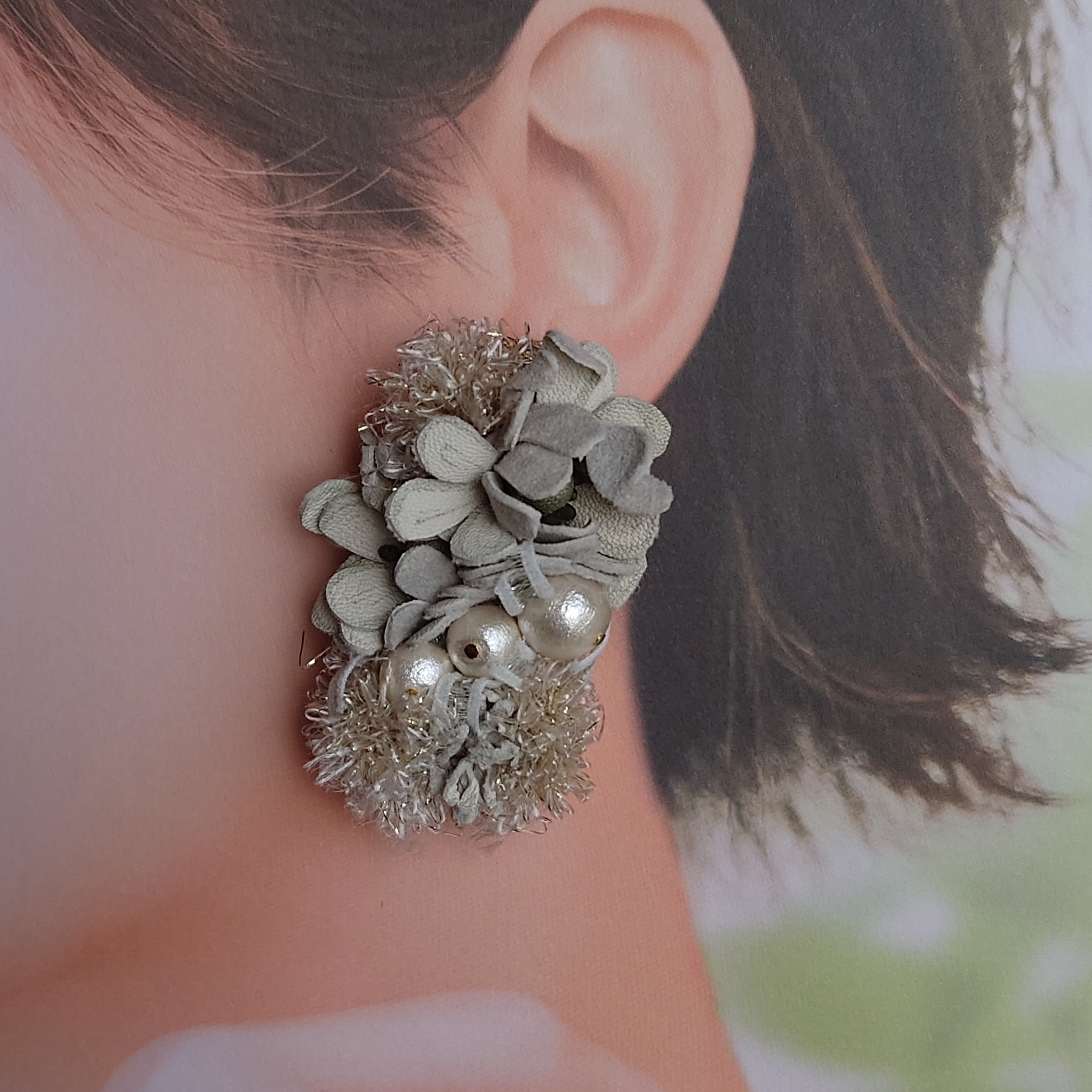 革のお花とコットンパールの大ぶり片耳ピアス