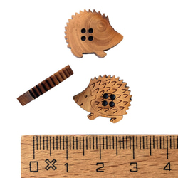 ドイツ ウッドボタン18mm ハリネズミ JK　B-2914　針鼠　木製ボタン 3枚目の画像