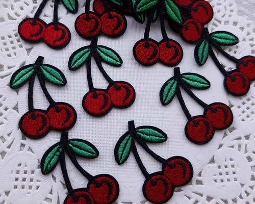 メルリンさま専用リバティがま口 さくらんぼ刺繍2点 30枚いり 高品質 さくらんぼ 刺繍 モチーフ ハンドメイドパーツ