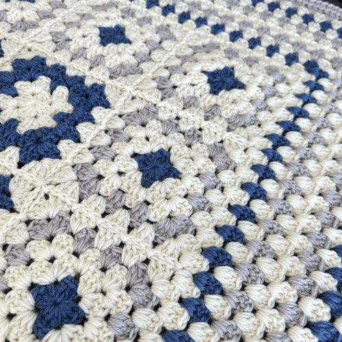 グラニーモチーフのブランケット《ブルー×グレー》 グラニー編み