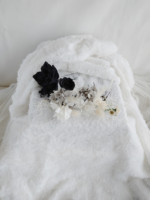 白い小さな小花のホワイトウェディング　プリザーブドフラワー 　ドライフラワー　ヘアアクセサリー　ヘッドパーツ　黒白　 6枚目の画像