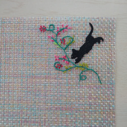 花と黒猫の手刺繍ランチョンマット 4枚目の画像