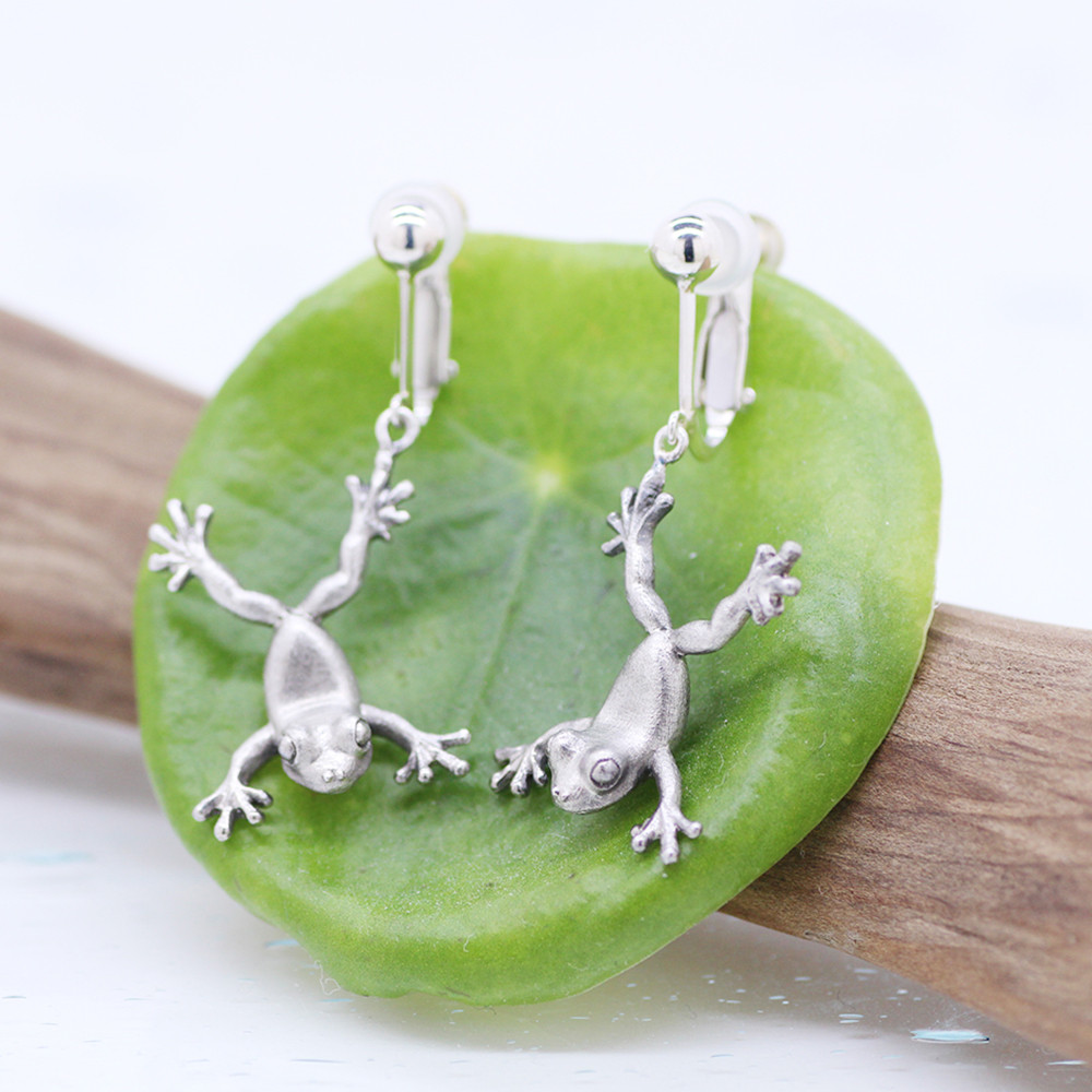 跳ねカエルのシルバーイヤリング（両耳）