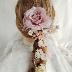白い小さな小花とピンクのヘッドドレス　プリザーブドフラワー 　ドライフラワー　ヘッドパーツ　 くすみピンク　ばら 2枚目の画像