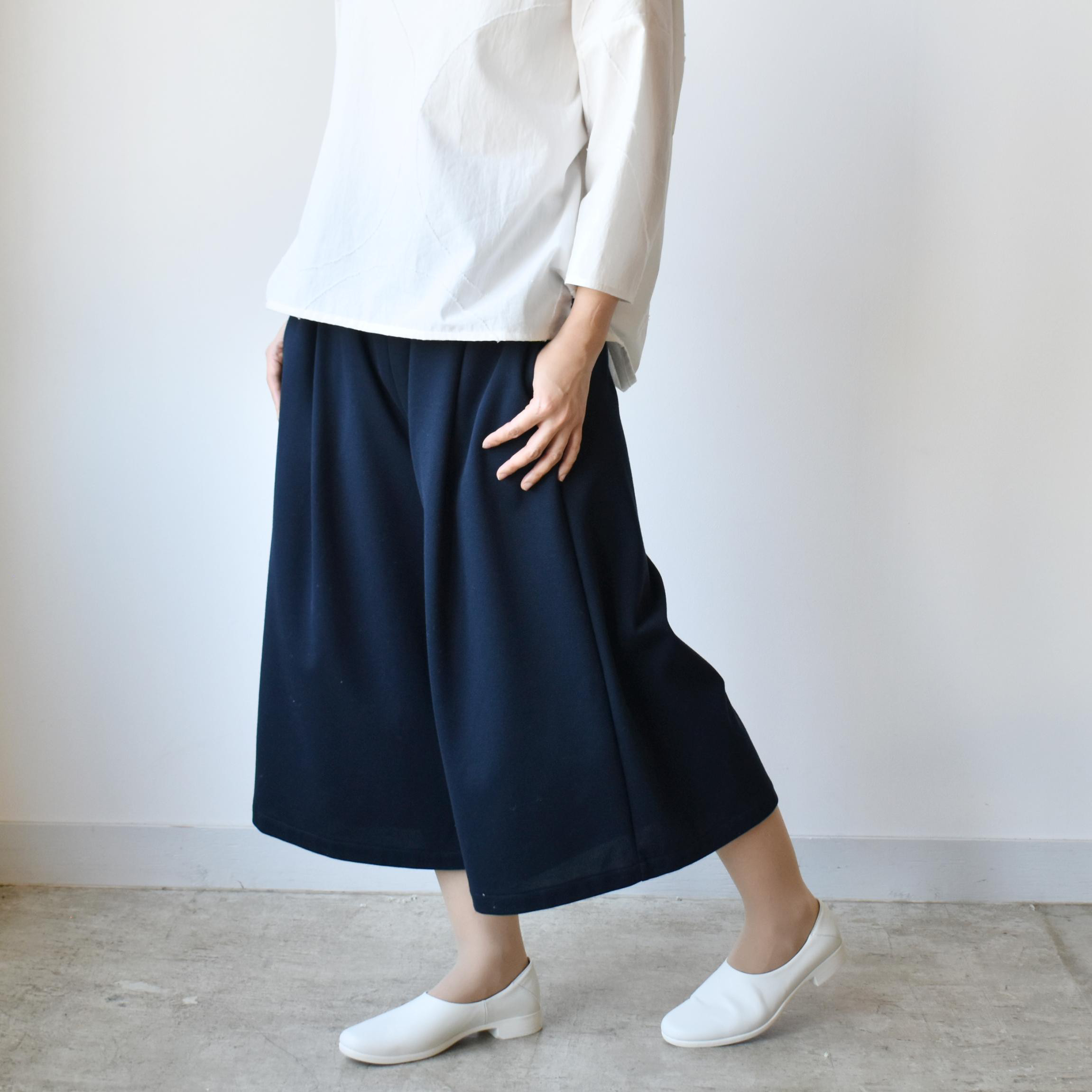 上品ながらアクティブさも兼ね備えたミラノポンチガウチョパンツ