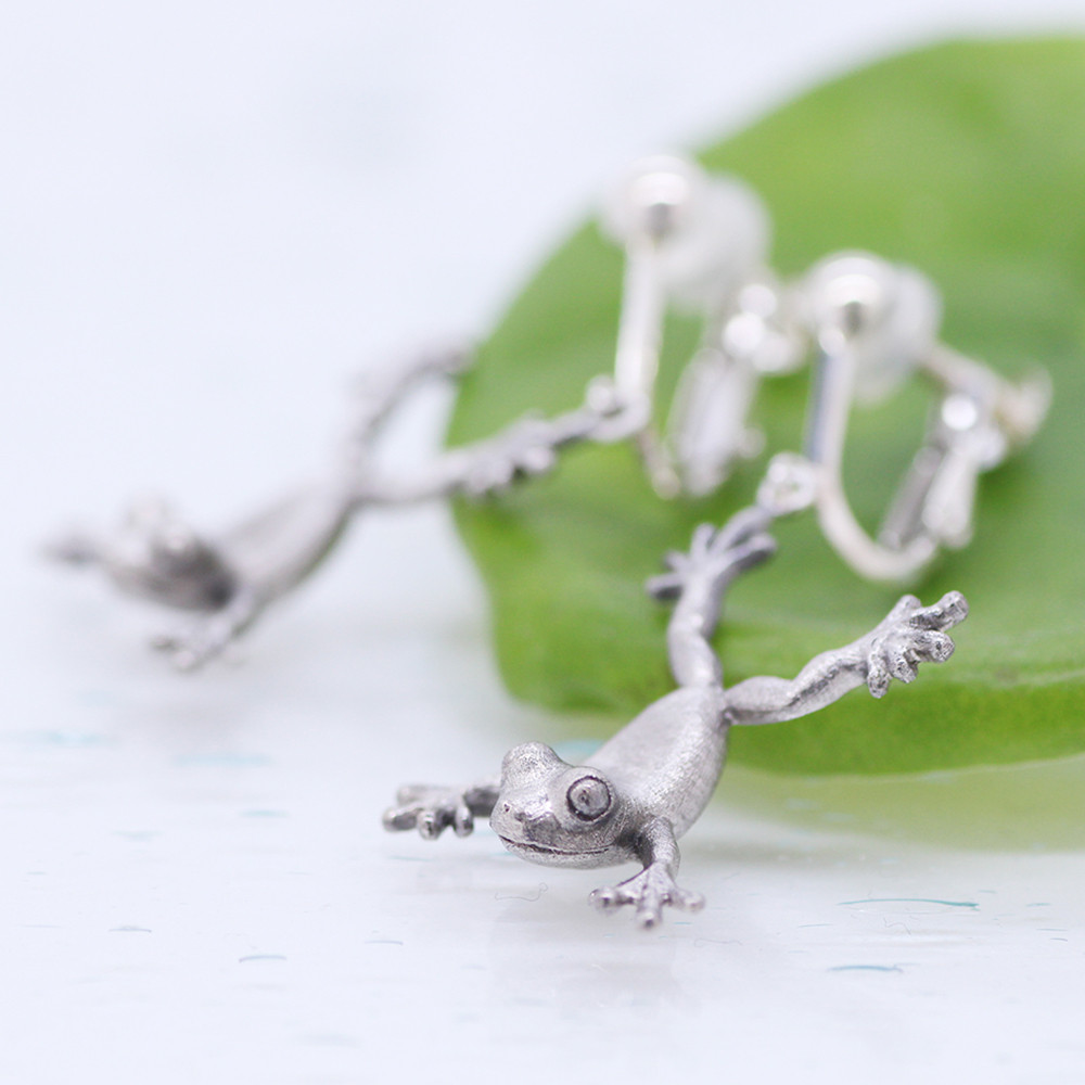 跳ねカエルのシルバーイヤリング（片耳）