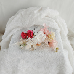 白い小さな小花とピンクのヘッドドレス　プリザーブドフラワー 　ドライフラワー　ヘアアクセサリー　ヘッドパーツ　 薔薇 8枚目の画像